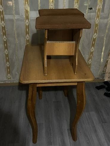 balkon stul: Ağacdan hazırlanmış iki mebel hissəsi: - Masa: Klassik üslublu, bərk — 1