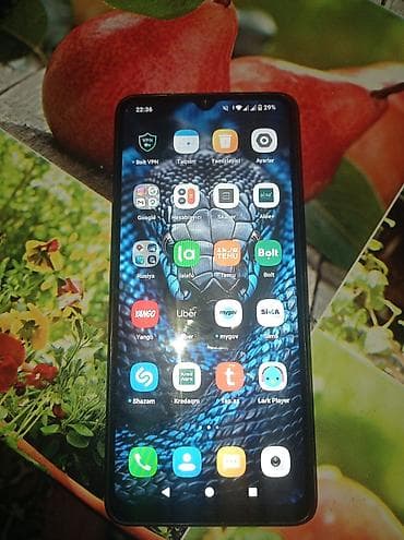 Redmi smartfon - Arxa tərəf: yaşıl rəngli, dəri teksturalı örtük; — 2