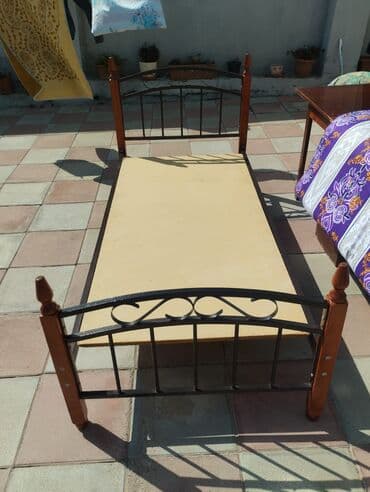 железная кровать односпальная: Б/у, Односпальная кровать, Без подьемного механизма, Без матраса, Без выдвижных ящиков — 1