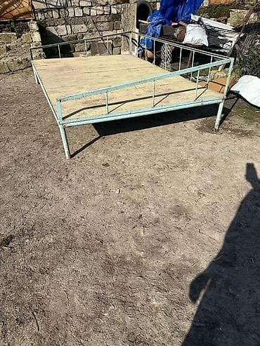 1 tonluq su çəni: Məhsul: Həyətyanı/bağ üçün dəmir çarpayı-taxta skamya Təsvir: - — 2