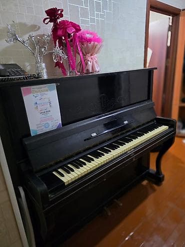 akustik gitara qiymətləri: Upright pianino – klassik qara korpuslu, dekorativ oyma ön paneli ilə — 2