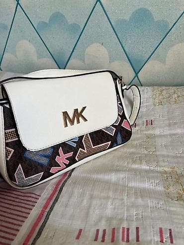 Çiyin çantası, Michael Kors