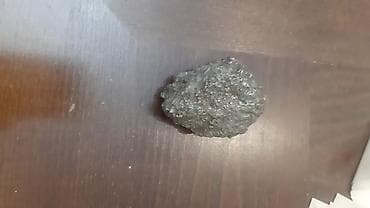 Metalik parıltılı kristal qaya nümunəsi - Rəng: gümüşü-boz, güclü — 1