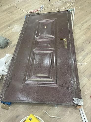 Dəmir giriş qapısı - Material: möhkəm metal konstruksiya, kənarları