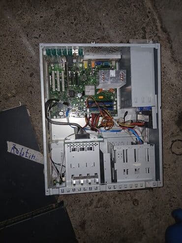 Masaüstü kompüterlər və iş stansiyaları: Daxili komponentləri açıq şəkildə görünən şassi ilə təchiz edilmiş — 1