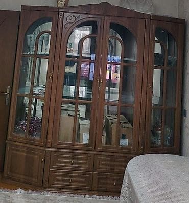 4 qapili dolab: Klassik üslublu vitrinli qonaq otağı dolabı - Material: ağac — 1
