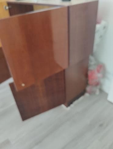 led blok: Klassik üslubda, ağac teksturalı dörd qapılı asma/üst dolab bölməsi — 4