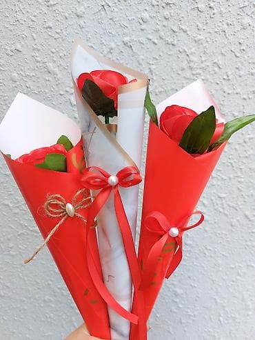 dekor aboy: Tək buket gül ədədi 3 azn. Dekorativ qırmızı güllərdən ibarət — 5