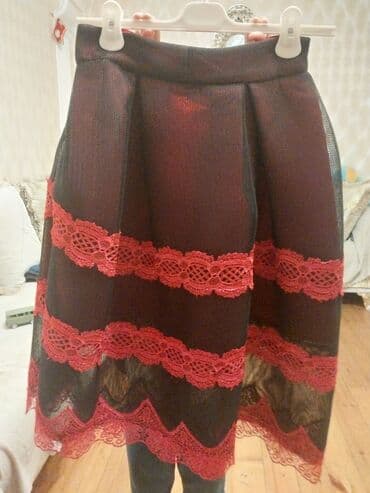 velür qadın kostyumları: Qırmızı geyim dəsti - Paltar: Qısaqol, V-yaxa, dizə yaxın uzunluqda — 2