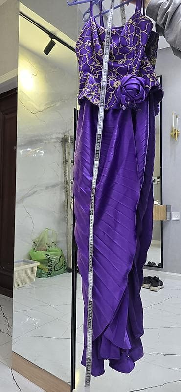 Bənövşəyi rəngdə, zərli və payetli üst hissəyə sahib ziyafət/libas. - — 6