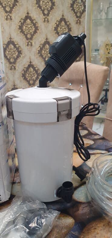 ag dovsan: Ağ rəngli silindrik korpusa malik akvarium xarici filtri. Qablaşdırma — 1