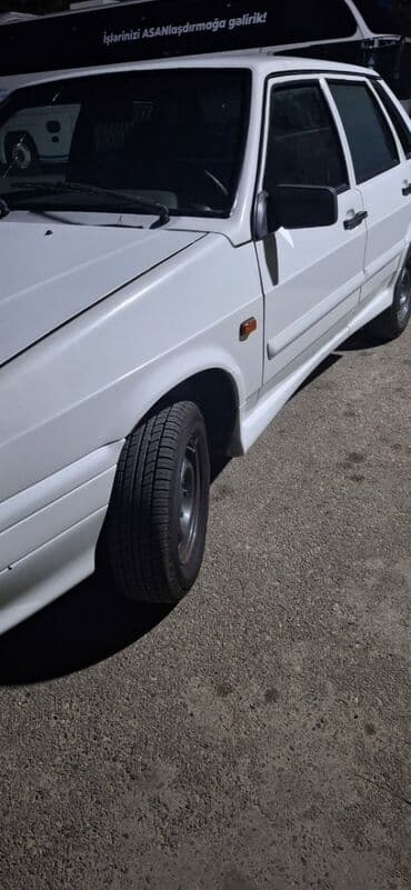 VAZ (LADA): Ağ rəngdə olan Lada sedanı. Bu avtomobil gündəlik istifadə üçün — 7