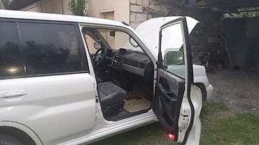 mitsubishi pajero satilir: Mitsubishi Pajero iO, ağ rəngli, 3 qapılı kompakt SUV. Xarici: - Ağ — 6