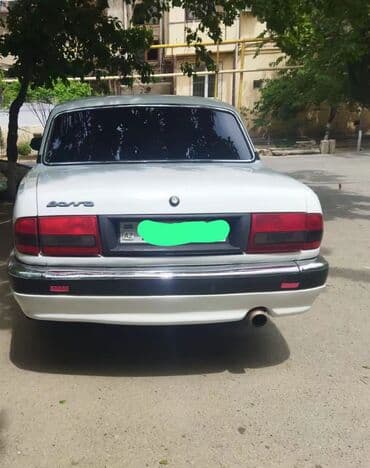 kridit maşınlar: Ağ rəngli QAZ Volqa markalı sedan avtomobili. Avtomobil geniş salonu — 1