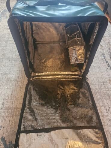 wolt cantaları: Mavi rəngdə Wolt çatdırılma çantası, qida və ya digər əşyaların — 4