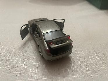 meymun satilir: Metallik boz rəngdə sedan tipli oyuncaq avtomobil maketi. - Material — 9