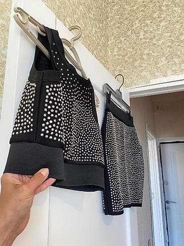 desd paltarlar: Qara rəngdə, daşlarla bəzədilmiş iki hissəli dəst: Materalı beden — 3