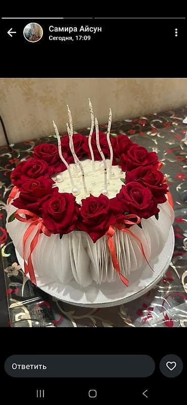 Gül buketi və şam kompozisiyası – dairəvi “qutu-tort” dizaynında -