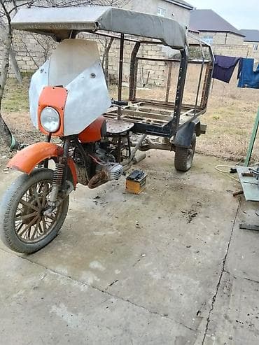 Yükdaşıma üçün özəlləşdirilmiş üçtəkərli motosikl karkası. porşen