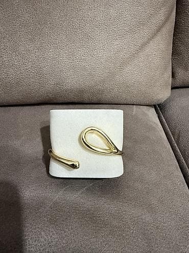 ic geyim: Qızılı rəngdə metal qolbaq - Material: parlaq qızılı tonlu metal — 1