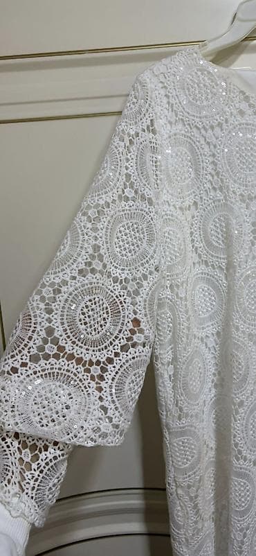 Ağ rəngli krujevalı paltar - Model: düz kəsim, dizə yaxın uzunluq -