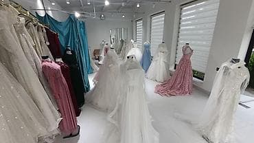 Gəlinlik donları, gülləri,tac bir sözlə mağazada olan hər bir şey