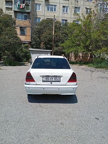 Nəqliyyat: Mercedes-Benz C-Class sedan (W202), ağ rəng. - Kuzov: 4 qapılı sedan — 4