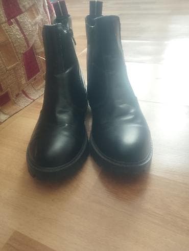 qadın bot: İkisi bur yerdə 5 Azn. 38 razmer.Razmer razmerə gedir. Malomerka — 3