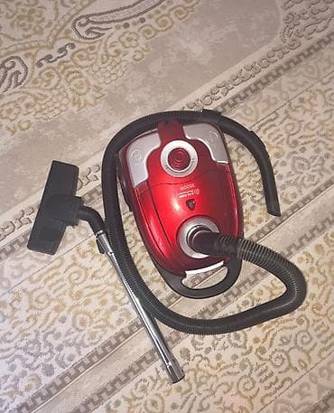 tost aparati: Qırmızı rəngli tozsoran – torbalı tip. Xüsusiyyətlər: - Güc: 3600 W — 1