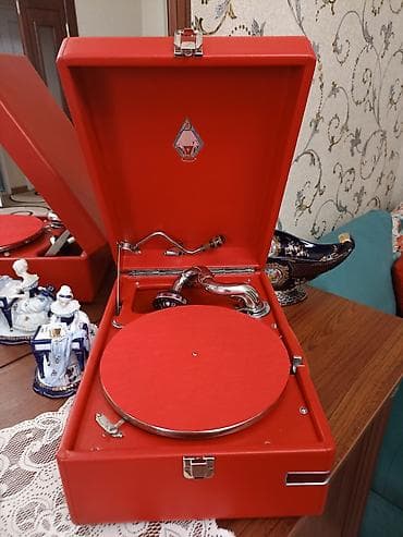 Qırmızı portativ qrammofon – mexaniki yaylı - Korpus: qapaqlı