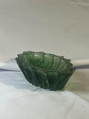 konfet qabi: Yaşıl şüşədən dekorativ qab - Material: qalın, yarı-şəffaf yaşıl şüşə — 1