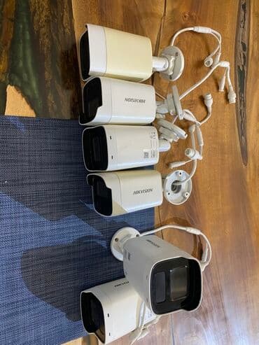 mini gizli kamera kablosuz: Ağ rəngdə Hikvision şəbəkə kamerası. Bu kamera dəsti ev, ofis və ya — 1