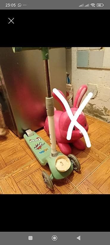 oyuncaqlar alemi: Uşaq skuteri və şişmə/riqidləşdirilmiş atlanma oyuncağı dəsti. - — 2