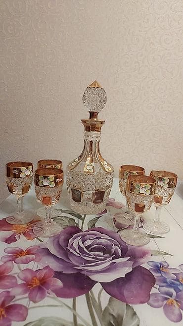 Кухонные принадлежности: - Tərkib: 1 ədəd qapaqlı qrafin və 6 ədəd ayaqlı qədəh - Material — 1