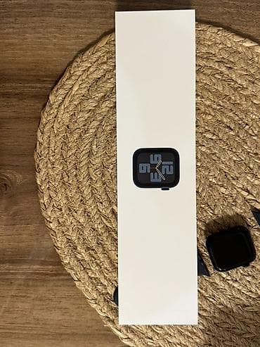 agilli saat: Apple Watch SE (2-ci nəsil) GPS, 44 mm – Qara/Space Gray alüminium — 1