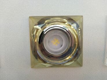 led isiqlar ev ucun: Şəffaf kvadrat formalı korpusu olan LED işıq. Gümüşü rəngli halqası — 1