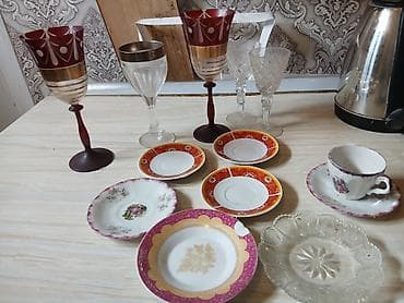Müxtəlif klassik üslubda şüşə və porselen süfrə dəstləri toplusu -