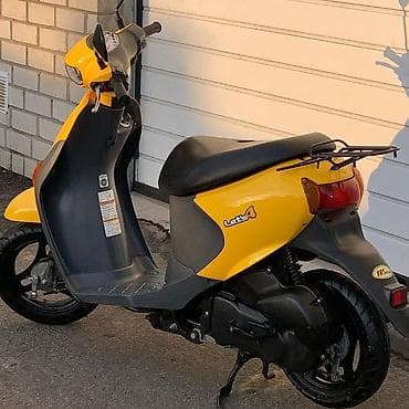 motosiklet teker: Suzuki skuter – parlaq sarı rəngdə, şəhər içi hərəkət üçün ideal — 6