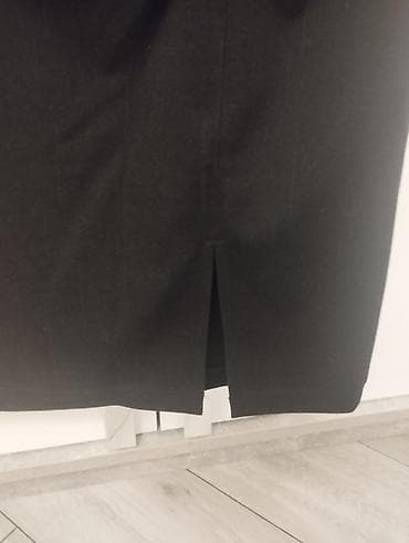 Qadın ücün tünd boz nazik cizgılı ətək. Qalın materyalı var