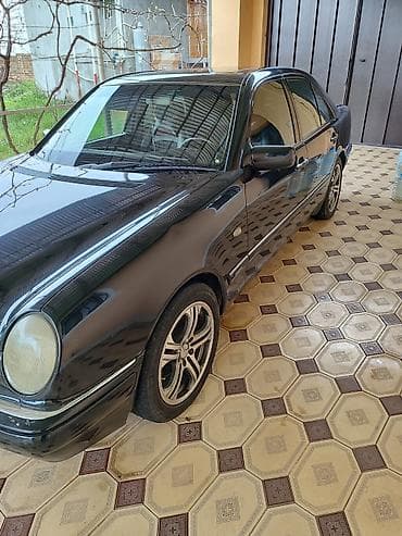 Mercedes-Benz E-Sinif (W210) sedan - Kuzov: qara rəng, 4 qapı, geniş