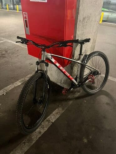 mator velosiped: Trek markalı, gümüşü rəngdə dağ velosipedi. Qırmızı və qara rəng — 1