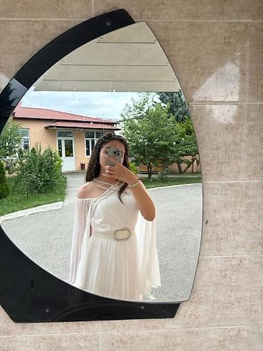 flo memar ecemi: Ağ rəngli, zərif ziyafət/nişan libası. - Model: açıq çiyinli, xalata — 3