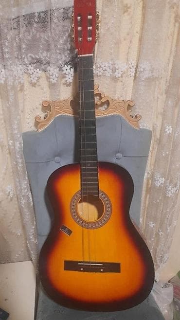 Klassik akustik gitara - Korpus: tam ölçülü, klassik forma - Rəng: ön