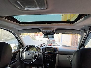 Kia: Kia Sorento, gümüşü rəng, 5 qapılı SUV. Xüsusiyyətlər:unvan bine — 10