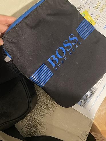 HUGO BOSS “BOSS” brendli çiyin çantası - Rəng: qara, mavi detallarla