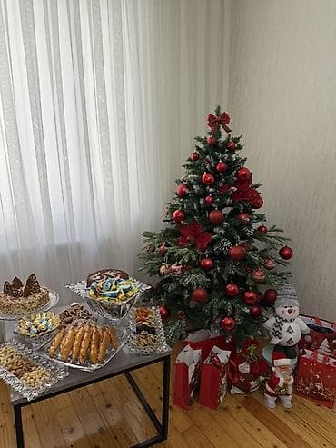 1.80 yolka: Bayramlıq Yeni il ağacı – tam bəzədilmiş dəst - Təxminən 1,6–1,8 m — 1