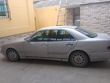 bmw x6 30d xdrive: Mercedes-Benz E-Class: 2.1 l | 2000 il Sedan — 1