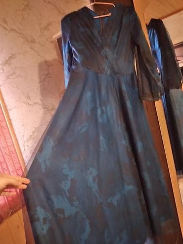 ag donlar: Zərif qəlibli, tünd mavi rəng çalarlarında uzun paltar. - Model — 2