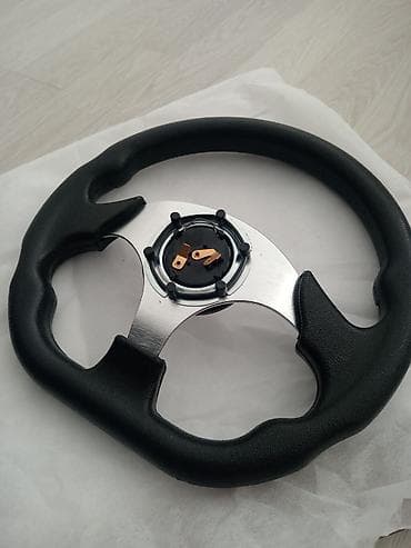 21011 vaz: Avtomobil üçün idman sükanı - Dizayn: 3-şüalı, mərkəzdə sarı loqolu — 3