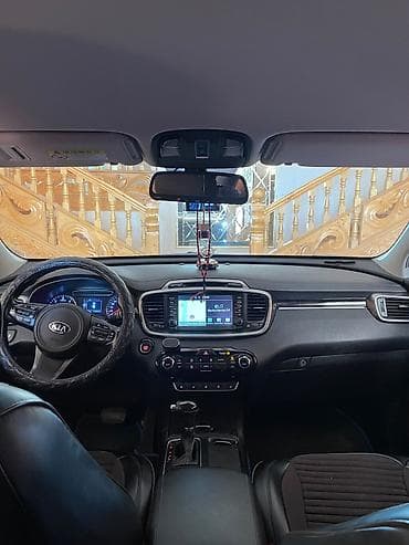 carpayi satisi: Kia Sorento – qara rəngdə, zərif və praktik SUV. Əsas xüsusiyyətlər — 7